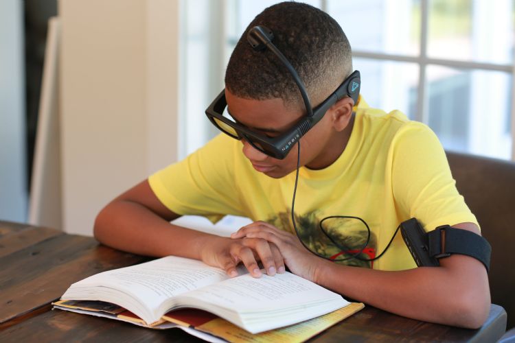 Narbis Glasses能監(jiān)測腦電波并調(diào)整鏡片透光度 協(xié)助提升注意力-肽度TIMEDOO