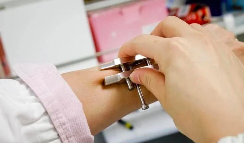 新加坡南洋理工大學(xué): 科學(xué)家研發(fā)全新送藥方法，按壓讓皮膚形成微孔以加強藥物吸收-肽度TIMEDOO