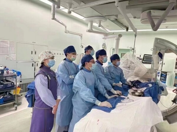 上海德達醫(yī)院黃連軍教授介入團隊成功植入CADS可主動調(diào)控胸主動脈覆膜支架系統(tǒng)-肽度TIMEDOO