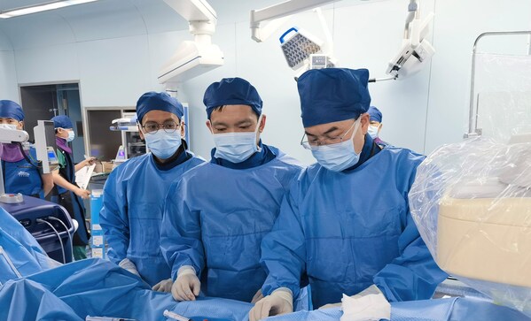 陳明龍教授(右一)帶領(lǐng)團(tuán)隊完成FARAPULSE脈沖電場消融系統(tǒng)“先行先試”手術(shù) 波士頓科學(xué)FARAPULSE PFA系統(tǒng)真實世界研究正式啟動-肽度TIMEDOO