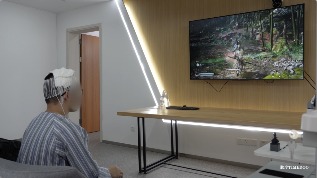 19歲癲癇患者植入腦機接口后，“腦控”玩上了“黑悟空”-肽度TIMEDOO